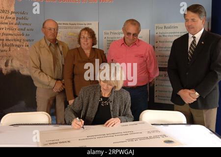 Secretary Gale Norton, Center, unterzeichnete den Water 2025 Challenge Grant für die Preston Whitney Reservoir Company in Idaho, während der Zeremonie in Orem, Utah, die die Bereitstellung von Bundesmitteln für 11 Wassermanagementprojekte in Utah und eines in Idaho markierte. Water 2025 fördert freiwillige Wasserbänke, neue Technologien sowie Bundes-, Landes-, Stamm-, private Zusammenarbeit im Bereich der Erhaltung Stockfoto