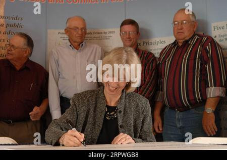 Secretary Gale Norton, Center, unterzeichnete den Water 2025 Challenge Grant für die Sevier River Water Users Association in Utah während der Zeremonie in Orem, Utah, bei der die Bereitstellung von Bundesmitteln für 11 Wasserwirtschaftsprojekte in Utah und eines in Idaho gefeiert wurde. Water 2025 fördert freiwillige Wasserbänke, neue Erhaltungstechnologien, Bund, Länder, Stämme, private Naturschutzkooperation Stockfoto