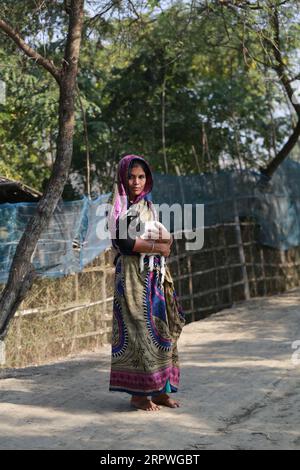 Eine Frau hält am 5. Januar 2021 eine Ziege im Küstengebiet von Bangladesch. Millionen von Menschen sind von der Klimakrise in den Küstengürteln Bangladeschs betroffen. Stockfoto