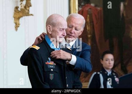 Washington, Usa. September 2023. Präsident Joe Biden verleiht dem US-Army Captain Larry Taylor die Ehrenmedaille für seine Aktionen während des Vietnamkrieges am 18. Juni 1978 während einer Zeremonie im East Room des Weißen Hauses in Washington, DC am Dienstag, den 15. September 2023. Foto von Bonnie Cash/UPI Credit: UPI/Alamy Live News Stockfoto