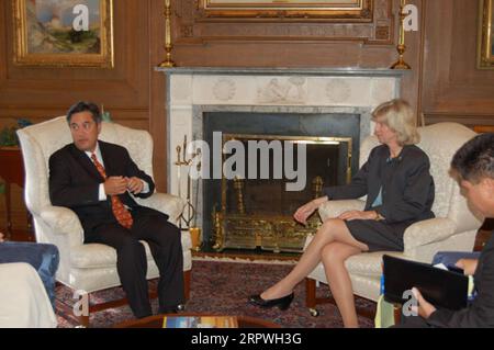 Minister Gale Norton traf sich mit dem Gouverneur von Guam, Felix Camacho, links, im Hauptquartier des Innenministeriums Stockfoto