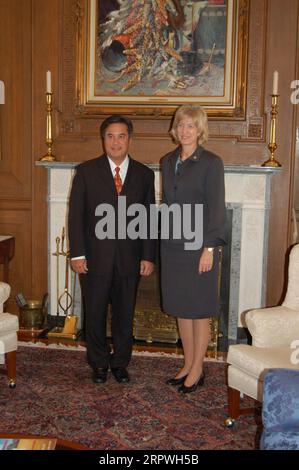 Minister Gale Norton traf sich mit dem Gouverneur von Guam, Felix Camacho, links, im Hauptquartier des Innenministeriums Stockfoto