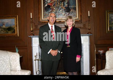 Secretary Gale Norton, Right, im Hauptquartier des Innenministeriums, Washington, D.C., mit offizieller Teilnahme an der Unterzeichnung der Veranstaltung für eine Vereinbarung über den National Park Service Pacific West Region Operations Stockfoto