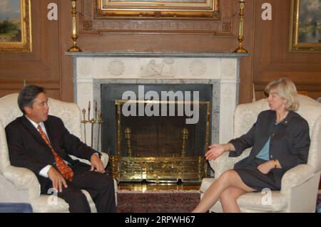 Minister Gale Norton traf sich mit dem Gouverneur von Guam, Felix Camacho, links, im Hauptquartier des Innenministeriums Stockfoto