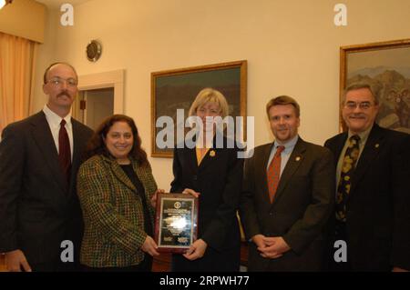 Minister Gale Norton, dritter von links, und Matt Hogan, Vierter von links beim Fish and Wildlife Service, unter den Beamten bei der Bekanntgabe der Federal Energy and Water Management Awards für das Hauptquartier des U.S. Geological Survey in Reston, Virginia; Brazoria National Wildlife Refuge Education Center, Freeport, Texas; Rhode Island National Wildlife Refuge Headquarters, Charlestown, Rhode Island; Utah's Escalante Science Center Stockfoto