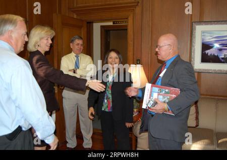 Stellvertretender Verteidigungsminister Paul Wolfowitz, Bruce Two Dogs Bozsum von Mohegan, stellvertretender Innenminister für indische Angelegenheiten Dave Anderson, Innenminister Gale Norton, Verteidigungsdirektor der Verwaltung Raymond DuBois, von links nach rechts, bei der Pentagon-Zeremonie für die Verleihung der Freiheit und der Freiheit Totempfähle von der Lummi Nation, gewidmet den Opfern des Angriffs vom 11. September 2001 Stockfoto