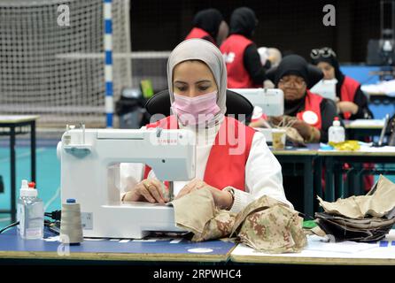 200427 -- MUBARAK AL-KABEER GOVERNORATE, 27. April 2020 Xinhua -- Freiwillige stellen Masken in einer provisorischen Werkstatt in Mubarak Al-Kabeer Governorate, Kuwait, 27. April 2020 her. Kuwait berichtete am Montag über 213 neue COVID-19-Fälle und zwei weitere Todesfälle, was die Gesamtzahl der Infektionen auf 3.288 und die Zahl der Todesfälle auf 22 erhöht, sagte das gesundheitsministerium in einer Erklärung. Foto von Asad/Xinhua KUWAIT-COVID-19-MASK PRODUCTION PUBLICATIONxNOTxINxCHN Stockfoto