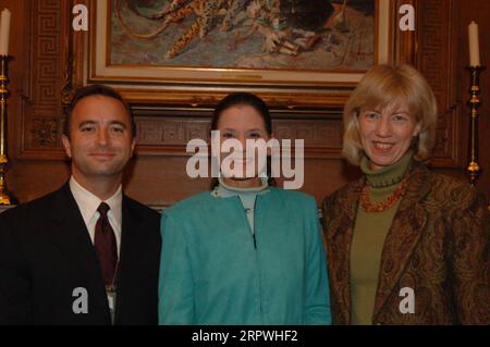 Minister Gale Norton, ganz rechts, mit P. Lynn Scarlett, Mitte, nach Scarletts Vereidigung als stellvertretender Innenminister, bei der Zeremonie im Hauptquartier des Innenministeriums in Washington, D.C. Stockfoto