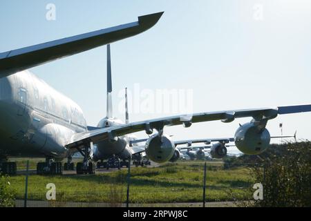 Flugzeugfriedhof, Flugzeuge, die über den Bedarf hinaus am Flughafen Tarbes Lourdes Pyrenees im Juli 2023 gelagert wurden Stockfoto