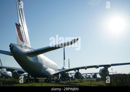 Flugzeugfriedhof, Flugzeuge, die über den Bedarf hinaus am Flughafen Tarbes Lourdes Pyrenees im Juli 2023 gelagert wurden Stockfoto