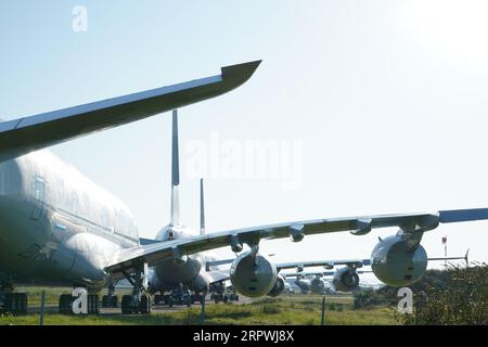 Flugzeugfriedhof, Flugzeuge, die über den Bedarf hinaus am Flughafen Tarbes Lourdes Pyrenees im Juli 2023 gelagert wurden Stockfoto