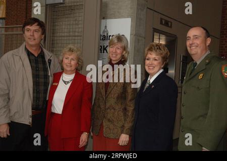 John Hughes, der Ehemann von Secretary Gale Norton, Fran Mainella, Mary Bomar, Mary Bomar, Chief des Independence National Historical Park, Dennis Reidenbach, links nach rechts, im National Park System Advisory Board Scholars Forum, Philadelphia Stockfoto