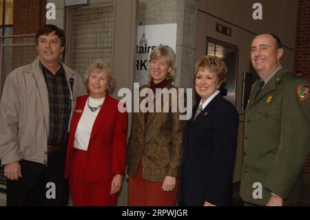 John Hughes, der Ehemann von Secretary Gale Norton, Fran Mainella, Mary Bomar, Mary Bomar, Chief des Independence National Historical Park, Dennis Reidenbach, links nach rechts, im National Park System Advisory Board Scholars Forum, Philadelphia Stockfoto