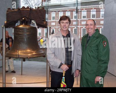 John Hughes, der Ehemann von Secretary Gale Norton, verließ das Gebäude mit einem Beamten des National Park Service im Liberty Bell Center, Independence National Historical Parkin Philadelphia, Pennsylvania. Das Foto wurde für die Vorbereitung des Videos des Innenministeriums über die Amtszeit von Norton ausgewählt Stockfoto