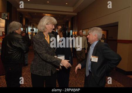 Secretary Gale Norton, vorne links, unter den Teilnehmern des Energy Leadership Forum in Robinsonville, Mississippi, mit Diskussionen über die Reaktion auf Hurrikane und die Stärkung der amerikanischen Energieinfrastruktur Stockfoto
