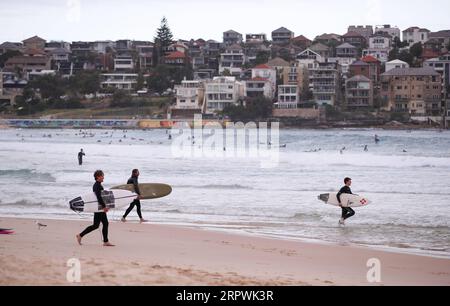 200428 -- SYDNEY, 28. April 2020 -- Surfer laufen am Bondi Beach in Sydney, Australien, am 28. April 2020 ins Wasser. Hunderte Aussies strömten am Dienstag ins Wasser, als der berühmte Bondi Beach für Surfer und Schwimmer wieder geöffnet wurde, nachdem er aufgrund von COVID-19 geschlossen wurde. AUSTRALIEN-SYDNEY-COVID-19-BEACH BaixXuefei PUBLICATIONxNOTxINxCHN Stockfoto