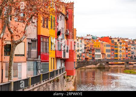 Blick auf die Stadt und Gebäude rund um den Fluss Onyar in Girona, Südkatalonien, Spanien. Stockfoto