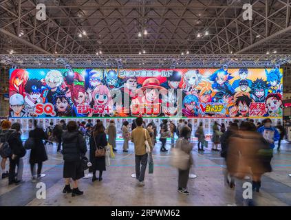 chiba, japan - 18. dezember 2022: Riesige Plakette mit Manga-Helden wie Luffy im Magazin Weekly Jump bei der jährlichen kostenlosen Veranstaltung Jump Festa '23 i Stockfoto