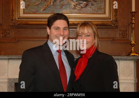 Besuch der Schauspielerin Bo Derek, rechts, im Hauptquartier des Innenministeriums, um die Bemühungen der Nationalen Pferdeschutzkoalition zur Beendigung der Schlachtung von Wildpferden zu diskutieren Stockfoto