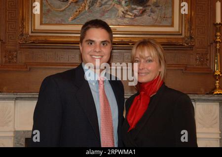 Besuch der Schauspielerin Bo Derek, rechts, im Hauptquartier des Innenministeriums, um die Bemühungen der Nationalen Pferdeschutzkoalition zur Beendigung der Schlachtung von Wildpferden zu diskutieren Stockfoto