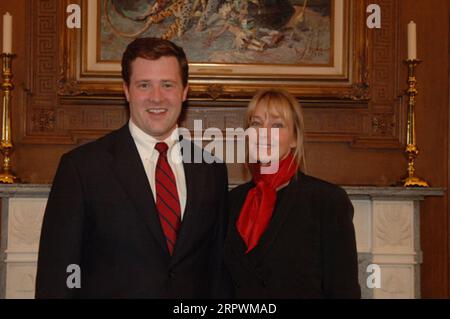 Besuch der Schauspielerin Bo Derek, rechts, im Hauptquartier des Innenministeriums, um die Bemühungen der Nationalen Pferdeschutzkoalition zur Beendigung der Schlachtung von Wildpferden zu diskutieren Stockfoto