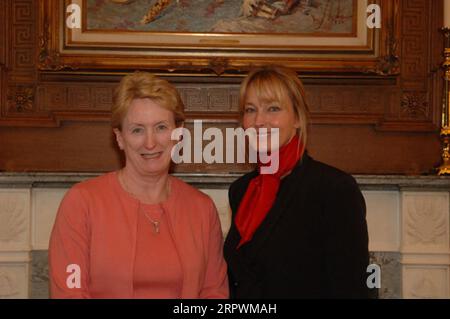 Besuch der Schauspielerin Bo Derek, rechts, im Hauptquartier des Innenministeriums, um die Bemühungen der Nationalen Pferdeschutzkoalition zur Beendigung der Schlachtung von Wildpferden zu diskutieren Stockfoto