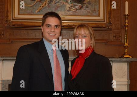 Besuch der Schauspielerin Bo Derek, rechts, im Hauptquartier des Innenministeriums, um die Bemühungen der Nationalen Pferdeschutzkoalition zur Beendigung der Schlachtung von Wildpferden zu diskutieren Stockfoto