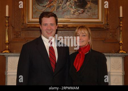 Besuch der Schauspielerin Bo Derek, rechts, im Hauptquartier des Innenministeriums, um die Bemühungen der Nationalen Pferdeschutzkoalition zur Beendigung der Schlachtung von Wildpferden zu diskutieren Stockfoto