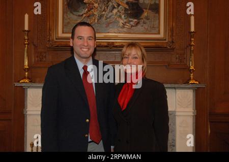 Besuch der Schauspielerin Bo Derek, rechts, im Hauptquartier des Innenministeriums, um die Bemühungen der Nationalen Pferdeschutzkoalition zur Beendigung der Schlachtung von Wildpferden zu diskutieren Stockfoto