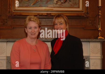 Besuch der Schauspielerin Bo Derek, rechts, im Hauptquartier des Innenministeriums, um die Bemühungen der Nationalen Pferdeschutzkoalition zur Beendigung der Schlachtung von Wildpferden zu diskutieren Stockfoto