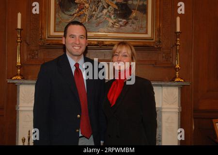 Besuch der Schauspielerin Bo Derek, rechts, im Hauptquartier des Innenministeriums, um die Bemühungen der Nationalen Pferdeschutzkoalition zur Beendigung der Schlachtung von Wildpferden zu diskutieren Stockfoto