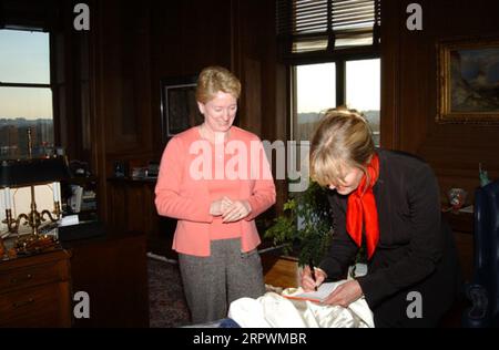 Besuch der Schauspielerin Bo Derek, rechts, im Hauptquartier des Innenministeriums, um die Bemühungen der Nationalen Pferdeschutzkoalition zur Beendigung der Schlachtung von Wildpferden zu diskutieren Stockfoto