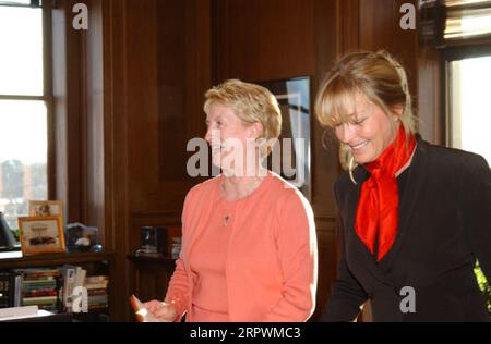 Besuch der Schauspielerin Bo Derek, rechts, im Hauptquartier des Innenministeriums, um die Bemühungen der Nationalen Pferdeschutzkoalition zur Beendigung der Schlachtung von Wildpferden zu diskutieren Stockfoto