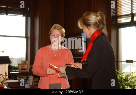 Besuch der Schauspielerin Bo Derek, rechts, im Hauptquartier des Innenministeriums, um die Bemühungen der Nationalen Pferdeschutzkoalition zur Beendigung der Schlachtung von Wildpferden zu diskutieren Stockfoto