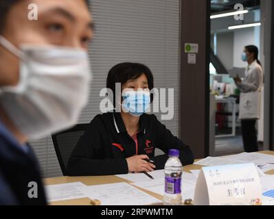 200429 -- PEKING, 29. April 2020 -- ein Prüfer stellt eine Frage während eines Online-Interviews für die Rekrutierung auf dem Campus, die vom Pekinger Organisationskomitee für die Olympischen und Paralympischen Winterspiele 2022 in Peking, der Hauptstadt Chinas, am 29. April 2020 durchgeführt wird. Über 400 Absolventen nahmen an dem Online-Interview Teil. SPCHINA-BEIJING-2022 SPIELE-ONLINE RECUITMENT CN ZHANGXCHENLIN PUBLICATIONXNOTXINXCHN Stockfoto