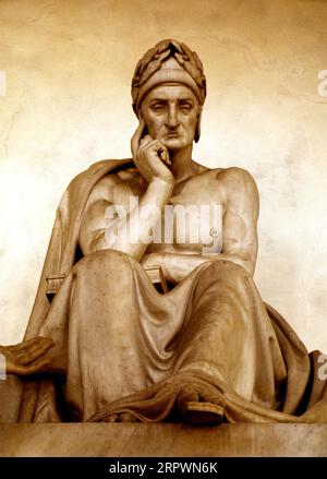 Eine 1830 erbaute Marmorstatue des italienischen Dichters Dante Alighieri (digital gefärbt), die von Stefano Ricci in Florenz, Italien, geschaffen wurde (siehe zusätzliche Informationen). Stockfoto