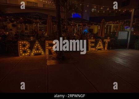 Blick auf die Stadt mit LED-Lichtern, die die Menschen zum Essen einladen. Miami Beach. USA. Stockfoto