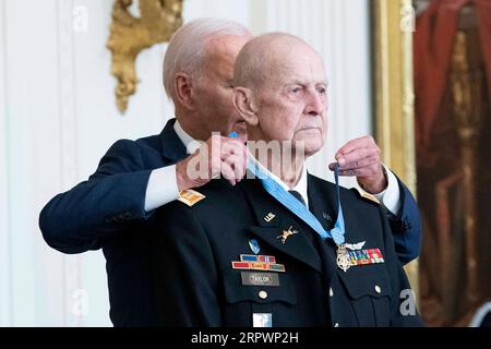 Washington, Usa. September 2023. Präsident Joe Biden verleiht dem US-Army Captain Larry Taylor die Ehrenmedaille für seine Aktionen während des Vietnamkrieges am 18. Juni 1978 während einer Zeremonie im East Room des Weißen Hauses in Washington, DC am Dienstag, den 15. September 2023. Foto von Bonnie Cash/UPI Credit: UPI/Alamy Live News Stockfoto