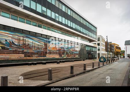 Gebäude der öffentlichen Verwaltung (Zollhaus, Tollhusid) mit großem Mosaik, entworfen von Gerð Helgadóttir (1973) in der Innenstadt von Reykjavik, Island Stockfoto