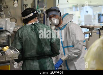 200429 -- BOLOGNA ITALIEN, 29. April 2020 Xinhua -- medizinisches Personal arbeitet auf einer Intensivstation im Sant Orsola-Malpighi Krankenhaus in Bologna, Italien, am 29. April 2020. Die COVID-19-Pandemie hat im im gesperrten Italien mehr als 27.600 Menschenleben gefordert, so dass die Gesamtzahl der Infektionen, Todesfälle und Genesungen bisher auf 203.591, laut den neuesten Daten, die am Mittwoch vom Katastrophenschutzministerium des Landes veröffentlicht wurden, gestiegen ist. Foto von Gianni Schicchi/Xinhua ITALY-BOLOGNA-COVID-19-CASES PUBLICATIONxNOTxINxCHN Stockfoto