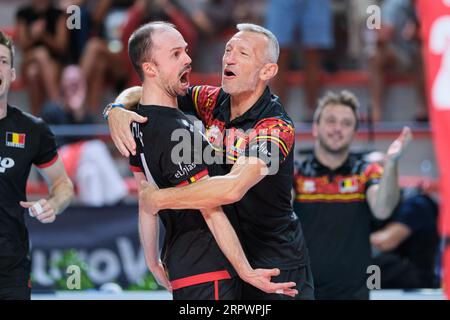 Ancona, Italien. September 2023. Stijn D'Hulst (BEL) (L) und Emanuele Zanini, der Cheftrainer Belgiens (R), freuen sich auf die Vicotry gegen Estland in Pool A der Finalrunde der Eurovolley-Männer 2023 am 7. Tag in Ancona (Italien). Die belgische Nationalmannschaft gewinnt gegen Estland mit einem Ergebnis von 3-1 Credit: SOPA Images Limited/Alamy Live News Stockfoto