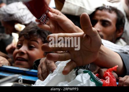 200430 -- PEKING, 30. April 2020 -- Menschen warten darauf, Brot von einer Wohltätigkeitsbäckerei in Sanaa, Jemen, 27. April 2020 zu erhalten. Foto von /Xinhua XINHUA FOTOS DES TAGES MohammedxMohammed PUBLICATIONxNOTxINxCHN Stockfoto