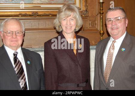 Secretary Gale Norton, Center, mit Vertretern der Grazing Lands Conservation Initiative, einschließlich des Vorsitzenden des Lenkungsausschusses, Bob Drake, links von Norton und des Beiratsmitglieds John Peterson rechts von Norton, im Hauptquartier des Innenministeriums, Washington, D.C. Stockfoto