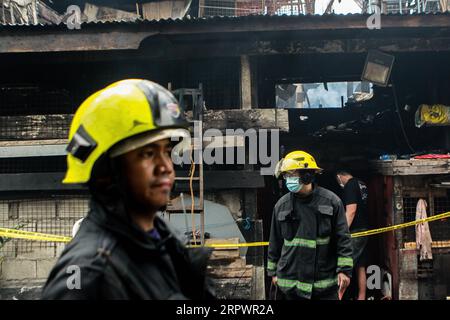 News Bilder des Tages 200430 -- MANILA, 30. April 2020 Xinhua -- Feuerwehrleute werden vor verkohlten Häusern gesehen, als am 30. April 2020 ein Brand in einem Wohngebiet in Manila auf den Philippinen ausbrach. Sechs Menschen starben, als ein Brand am Donnerstagmorgen eine Reihe von Häusern im Bezirk Tondo in Manila zerstörte, berichteten lokale Medien. Xinhua/Rouelle Umali DIE PHILIPPINEN-MANILA-FIRE PUBLICATIONxNOTxINxCHN Stockfoto