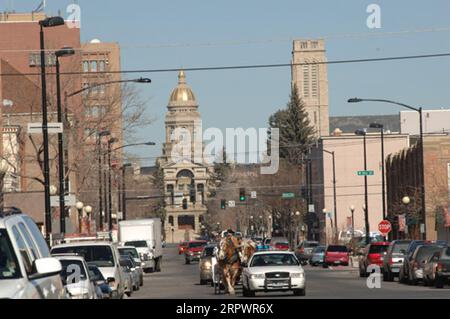 Die Innenstadt von Cheyenne, Wyoming, wurde während der Tour von Secretary Gale Norton mit der Pferdekutsche gesehen, als Teil ihres Besuchs, um an Zeremonien teilzunehmen, die die Ausweisung des Union Pacific Railroad Depot als National Historic Landmark markierten Stockfoto