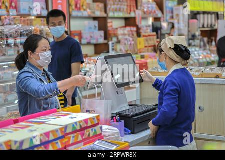 200430 -- PEKING, 30. April 2020 -- Ein Kunde kauft Produkte in einem altehrwürdigen Lebensmittelgeschäft in der ostchinesischen Stadt Shanghai, 26. April 2020. Xinhua-Schlagzeilen: China begrüßt Tourismus, Verbrauchsrückgang unter verstärkter COVID-19-Eindämmung WangxXiang PUBLICATIONxNOTxINxCHN Stockfoto