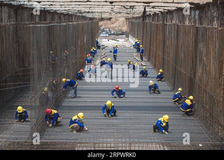 News Bilder des Tages 200430 -- WUHAN, 30. April 2020 -- Menschen arbeiten auf einer Baustelle eines Versorgungstunnels in Wuhan, zentralchinesische Provinz Hubei, 30. April 2020. Das Projekt des Versorgungstunnels hier, eine Passage, die zur Beförderung von Versorgungsleitungen gebaut wurde, wurde seit Ende März wieder aufgenommen. CHINA-HUBEI-WUHAN-NUTZUNGSTUNNEL CN XIAOXYIJIU PUBLICATIONXNOTXINXCHN Stockfoto