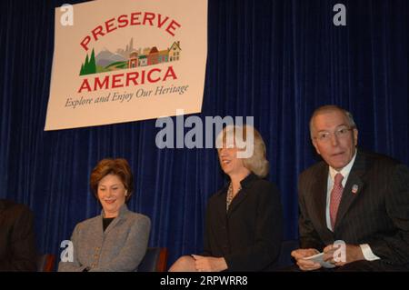 First Lady Laura Bush, Secretary Gale Norton, und Vorsitzender des Advisory Council on Historic Preservation, John Nau III, von links nach rechts, bei der Capitol Hill Ceremony in Washington, D.C., anlässlich der Ankündigung der ersten Runde von Preserve America Grants und der Ausweisung der ersten fünf Preserve America QuarQuarQuarQuarQuarties Stockfoto