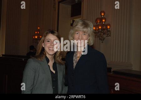 Secretary Gale Norton, ganz rechts, bei der Capitol Hill Ceremony, Washington, D.C., anlässlich der Ankündigung der ersten Runde der Preserve America Grants und der Ausweisung der ersten fünf Preserve America Community-Viertel Stockfoto