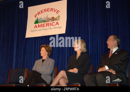 First Lady Laura Bush, Secretary Gale Norton, und Vorsitzender des Advisory Council on Historic Preservation, John Nau III, von links nach rechts, bei der Capitol Hill Ceremony in Washington, D.C., anlässlich der Ankündigung der ersten Runde von Preserve America Grants und der Ausweisung der ersten fünf Preserve America QuarQuarQuarQuarQuarties Stockfoto